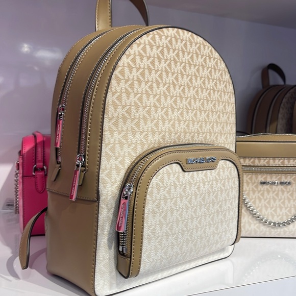 Michael Kors Jaycee Medium Ombré Signature Logo Backpack
Husk
NWT - Picture 2 of 14